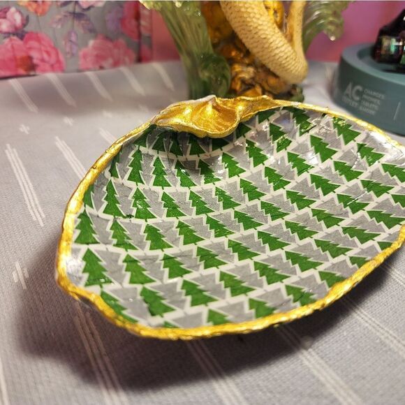 DECOUPAGE CLAM SHELL DECOUPAGE CHRISTMAS TREES ON A CLAM SHELL TRINKET DISH - Picture 5 of 10